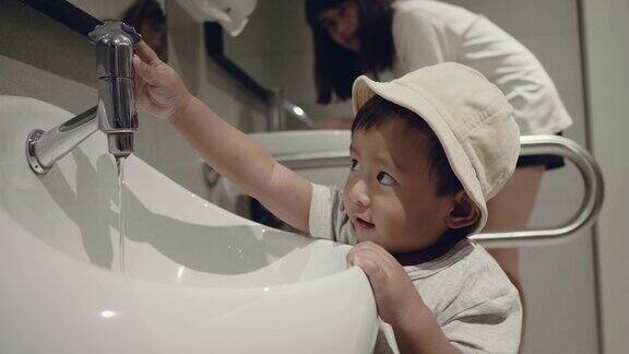 亚洲小男孩在浴室洗手