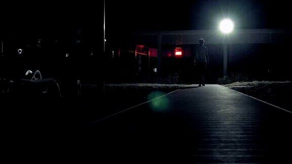 一个人在黑暗中独自走在街上