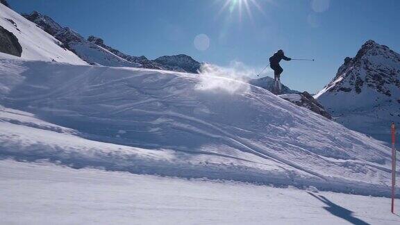 专业滑雪教练在意大利阿尔卑斯山进行速度滑雪(蒙特罗莎)