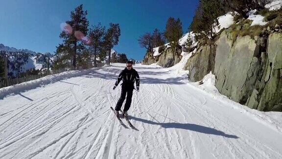 滑雪者从山上雕刻的冬季滑雪坡道上滚下来