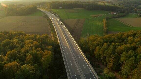 穿越乡村的空中公路