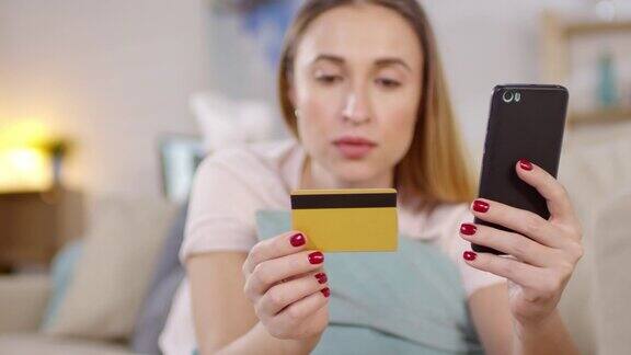 女性用智能手机在线支付