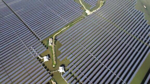俯瞰着水中的太阳能发电厂