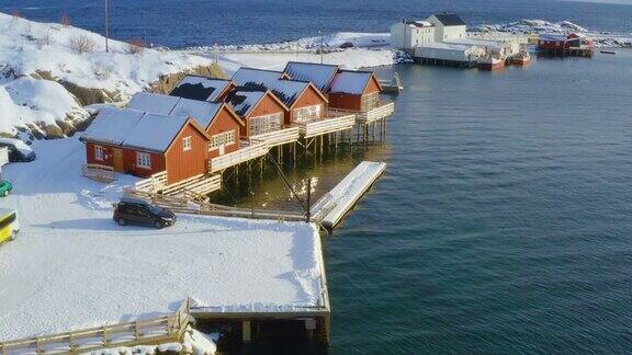 挪威北部罗浮敦群岛海湾色彩斑斓的rorbu和停泊的渔船是挪威冬季美丽的风景