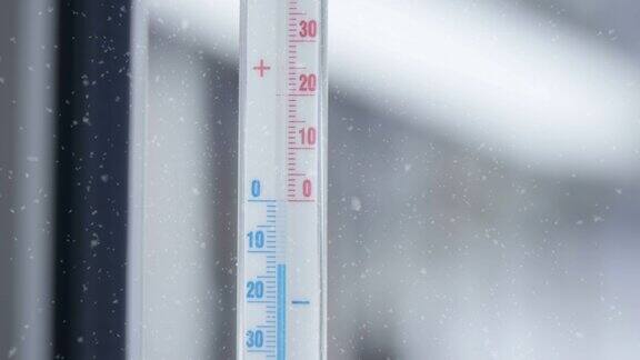 爱沙尼亚室内温度计上的零下12摄氏度