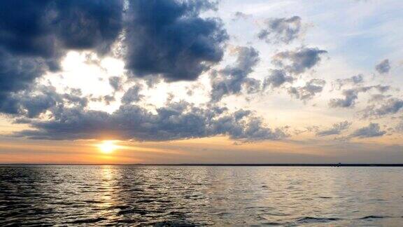 夕阳橙色的太阳在海上