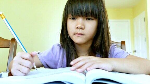 一个亚洲小女孩在做作业
