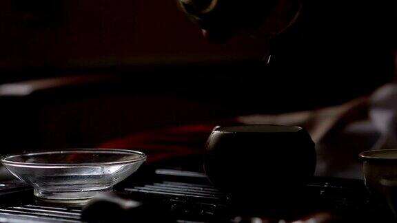 在中国传统茶道上用茶壶倒茶一套饮茶设备