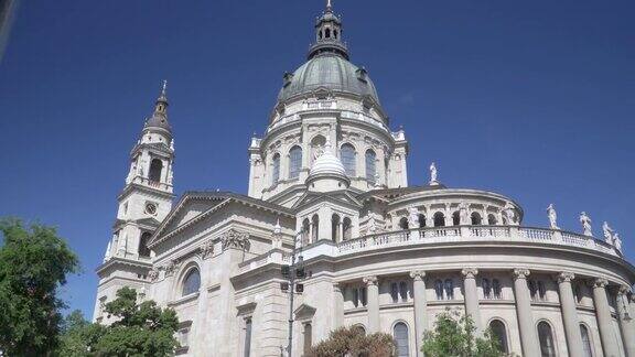 匈牙利布达佩斯的圣斯蒂芬大教堂夏天在城市街道上观光时的低角度