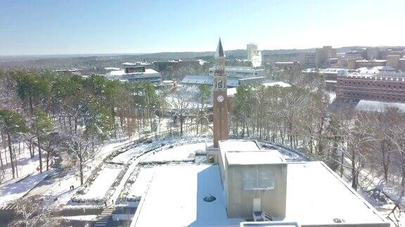 冬天的北卡大学教堂山上空