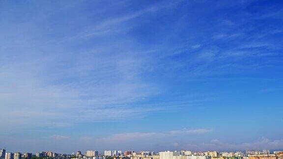 蓝天和城市上空的云朵时间流逝