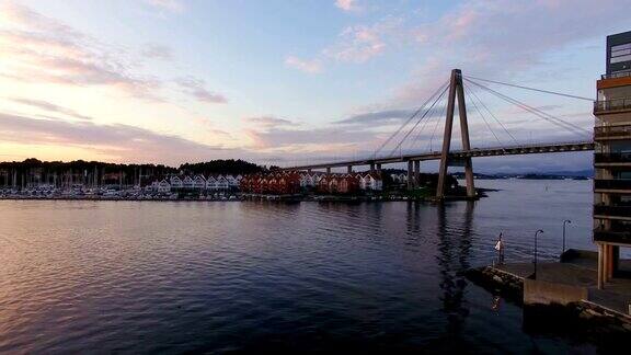 航拍:日落中的斯塔万格大桥