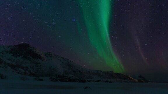 时间流逝挪威北部罗浮敦群岛上空的北极光