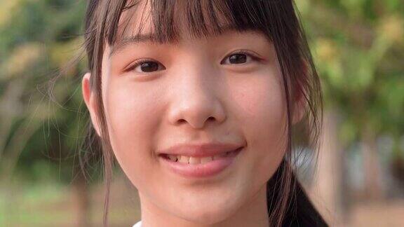 亚洲年轻女子的面部表情拟人化的笑脸