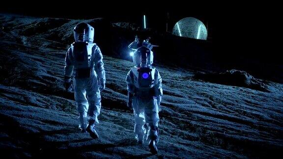 下面是两名宇航员穿着太空服行走在外星星球上仰望天空的照片在背景基地与球型圆顶其他世界殖民和太空旅行