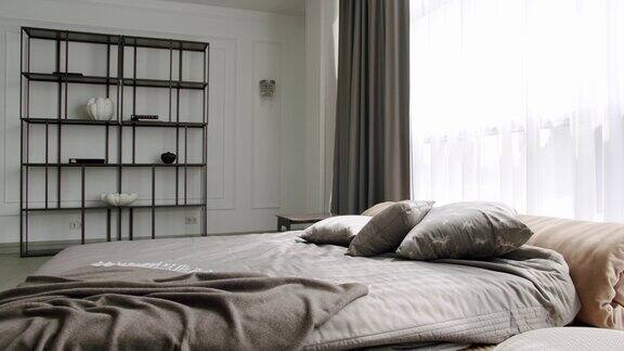 优雅和简单的卧室与一个大床房地产