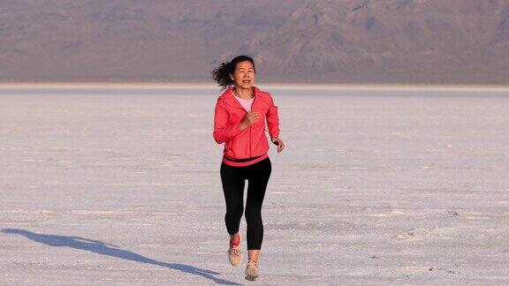 一个亚洲妇女慢跑穿过博纳维尔盐滩