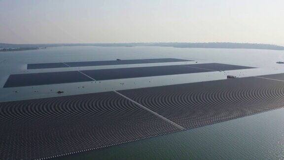 鸟瞰图太阳能电池板或太阳能电池浮筒漂浮在湖、海或海洋发电厂有水可再生能源工业电力的生态技术