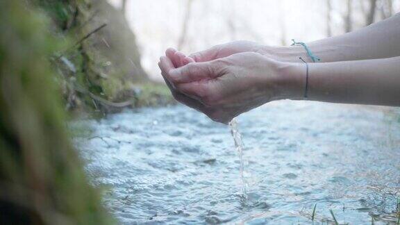 手握清泉清澈的山水