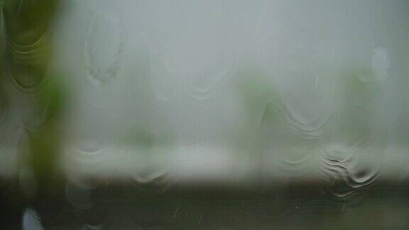 雨天滴下窗户的水滴4K