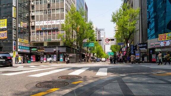 慢镜头:韩国首尔市中心和市政厅区域的行人