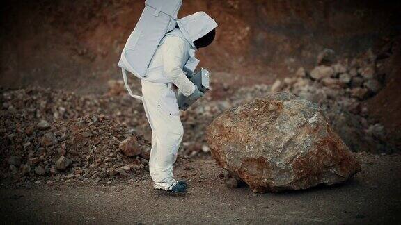 探索月球上新物体的宇航员