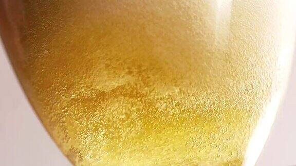 啤酒倒在杯子上低角度视角