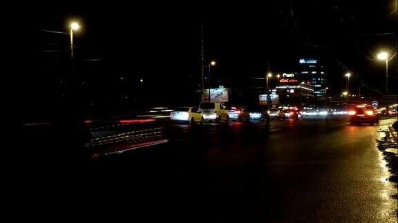 一段时间的推移在城市里开车在晚上的时间观点晚上在市中心的超级圈加里宁格勒-2017年11月俄罗斯