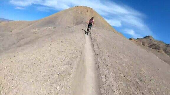 山地自行车沙漠通道的第一人称视角