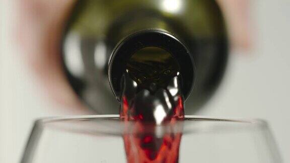 慢动作:将红酒从瓶中倒入玻璃杯中