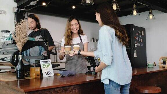 亚洲顾客通过平板电脑点咖啡在咖啡厅柜台柜台用平板电脑进行非接触式手机支付小型企业开始客户服务理念