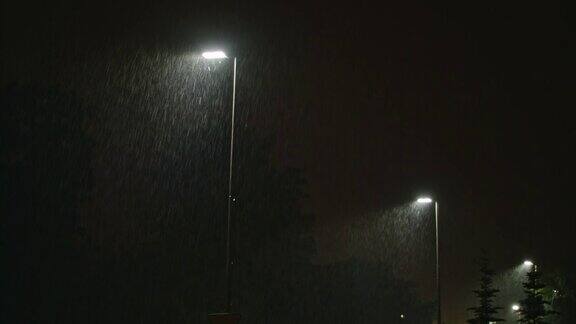 雨夜的街道行灯柱