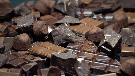 深色或牛奶有机巧克力块可可粉和松露糖果在深色混凝土背景