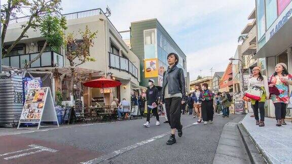 4K平移延时:日本东京原宿猫街拥挤的行人