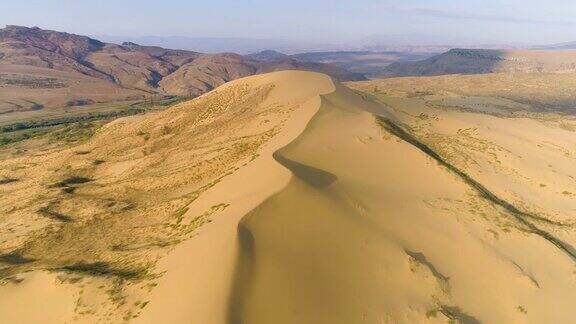 沙漠飞越沙丘