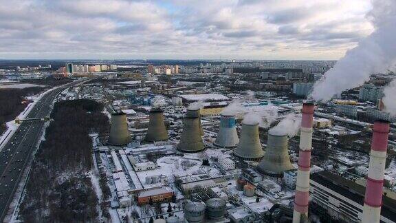 鸟瞰图烟囱工厂污染空气在一个晴朗的日子在冬季的大都市环境安全的大城市