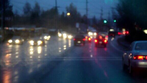 驾驶在漆黑的雨夜架焦点