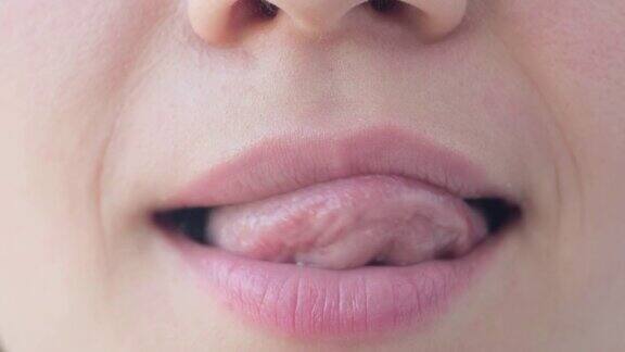 小女孩用舌头舔着嘴唇