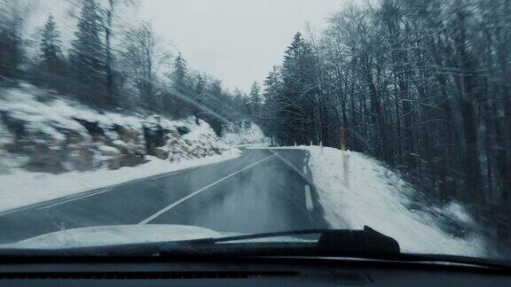 在下雪的乡村道路上驾驶