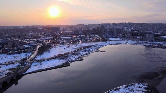 土耳其冬季多云天空下无人机拍摄的布尤克切克米切雪山