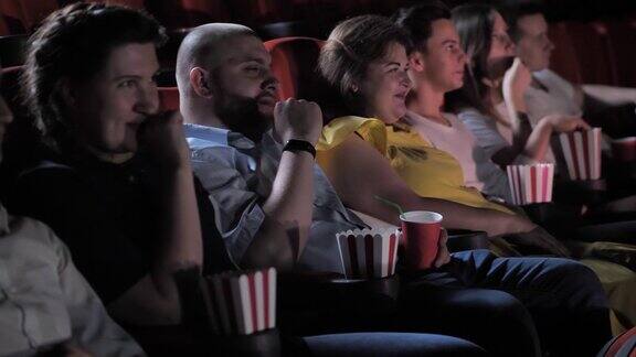 激动的观众在电影院欣赏电影