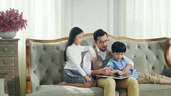 亚洲父亲和孩子一起读书