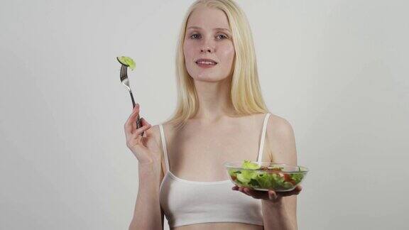 健康饮食饮食美丽健康的女孩吃生的素食和微笑
