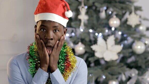 我的天哇的情感表达圣诞假期戴圣诞帽的非洲人