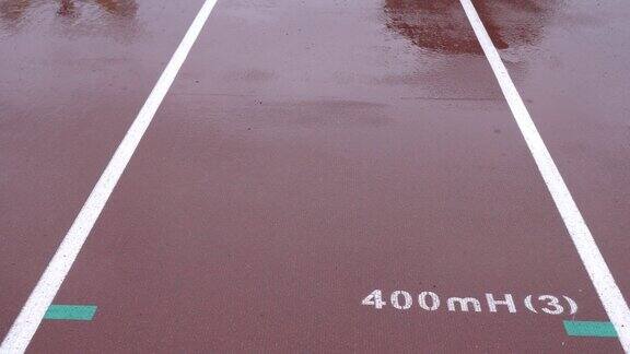 体育场里有田径跑道地面标志400mH(3)