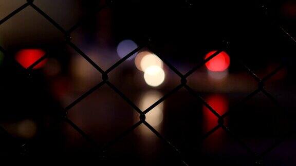 城市夜晚与交通车辆行驶在道路上铁链围栏在街道上