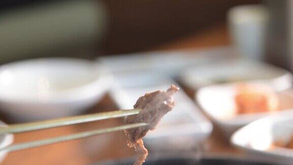 用筷子夹烤肉