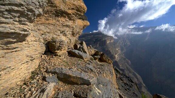 杰贝尔沙姆斯山(太阳山)阿曼摄像机沿着阿拉伯半岛杰贝尔沙姆斯山脉峡谷的山路移动4K