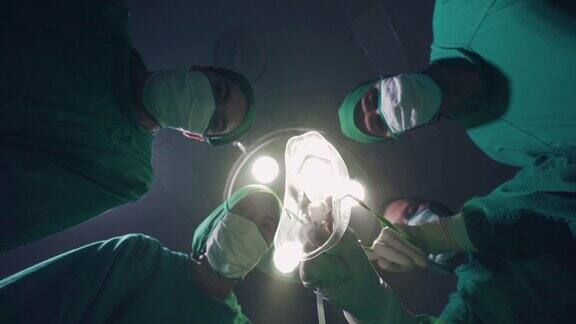 在手术室医生和护士从病人身上取下氧气面罩