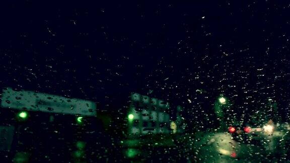 雨水打在车窗上